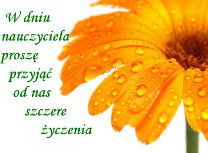 Pomarańczowy kwiat z kroplami deszczu i życzeniami na dzień nauczyciela